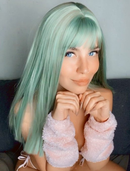 Hey guys help me get 1000k 🥺 Follow me I m cute 🐰✨  https://t.co/KiUxx8qENl https://t.co/KkkpMyolbd