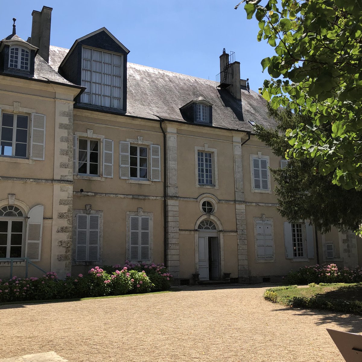 CentreQuestion's tweet photo. Nous vous emmenons dans les pas de la célèbre écrivaine George Sand ! 

Retrouvez notre vidéo dans son domaine sur notre chaîne YouTube : https://t.co/cxPUviEnBH 

#CetEteJeVisiteLaFrance #CetEteJevisiteLIndre #Berry #Indre #Nohant https://t.co/WvdSd2aNSU