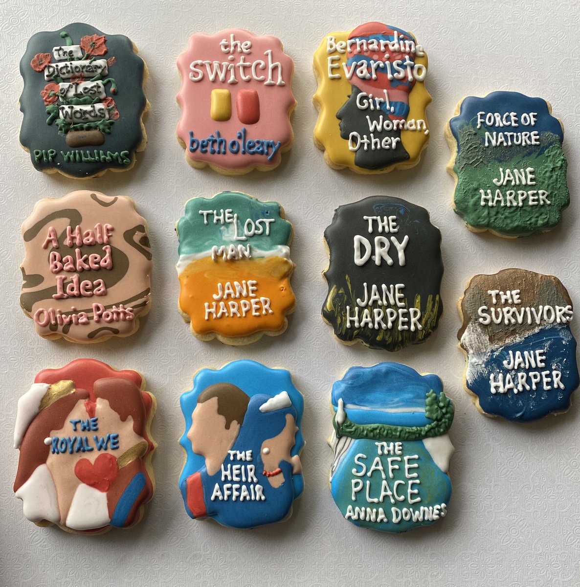 Yesterday I spent my day making these book over biscuits. Just because it’s fun to do, and because of the lockdown, I have plenty of time on my hands.