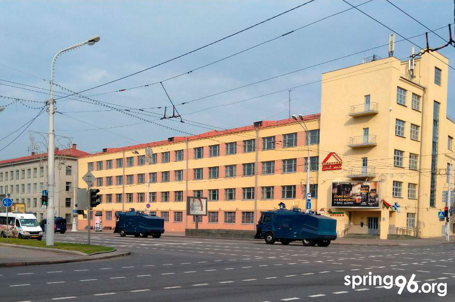 At least 4 metro stations in  #Minsk are already closed. Water cannons were also noticed on the streets. Activists have been detained across the country,many were summoned to come to a police station,as human rights defenders report. Cars are being checked on the entrance to Minsk