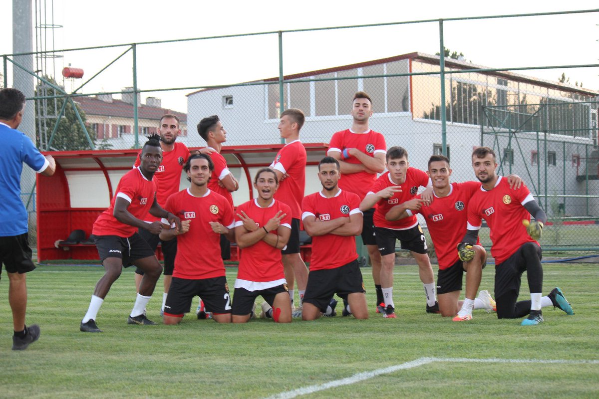 Eskisehirspor's tweet photo. Kazanan takım ⚫️🔴💪🏽 https://t.co/sr052EntoH