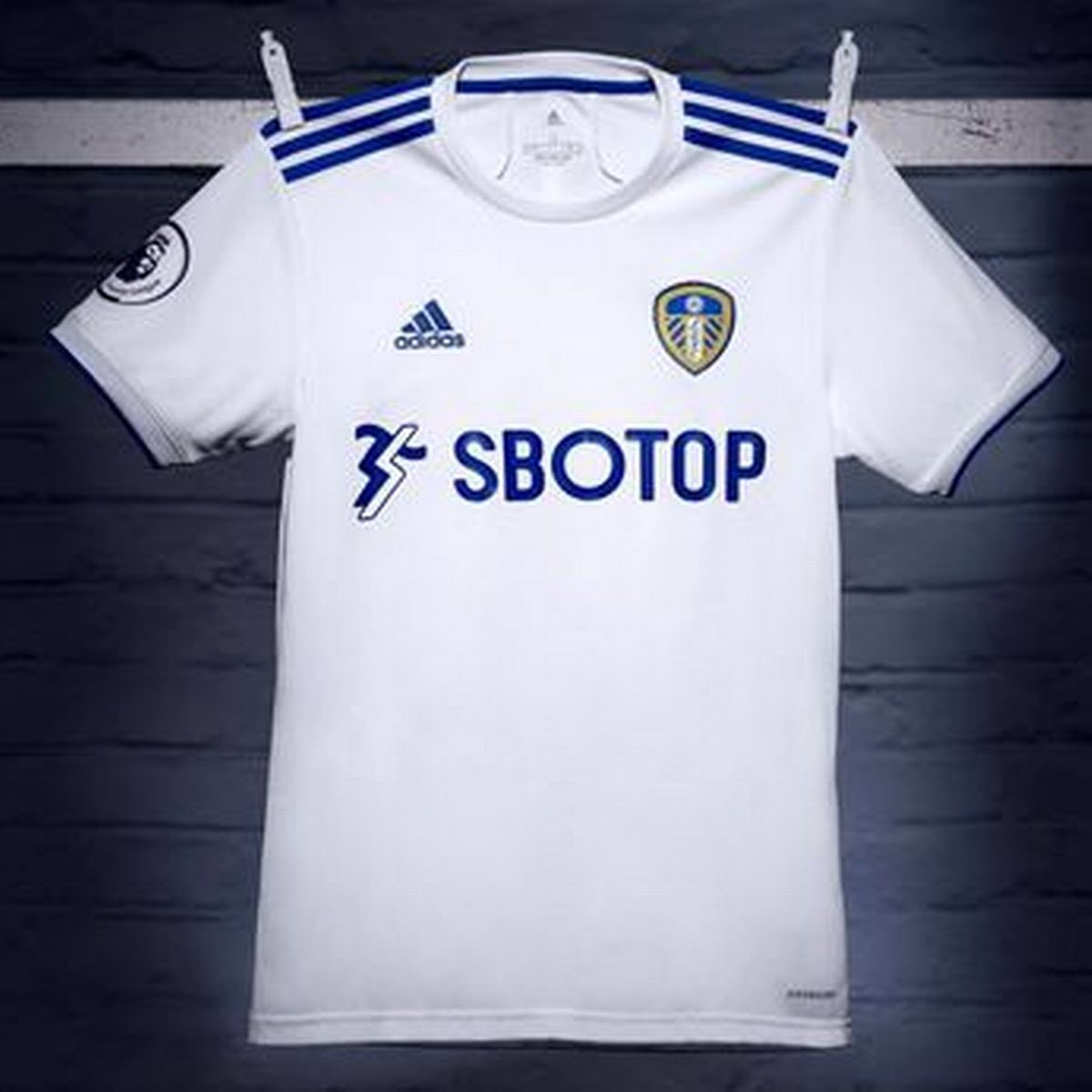MrROSSii1990's tweet photo. GIVEAWAY!! If @LUFC sign a 1st Team Player in the next 5 days from now.. (Friday) i will giveaway a choice of a Leeds Home Shirt or Fifa 21.. Must be following me and RT this tweet.. #SignSomeoneLeeds https://t.co/MfKzcPSbS4