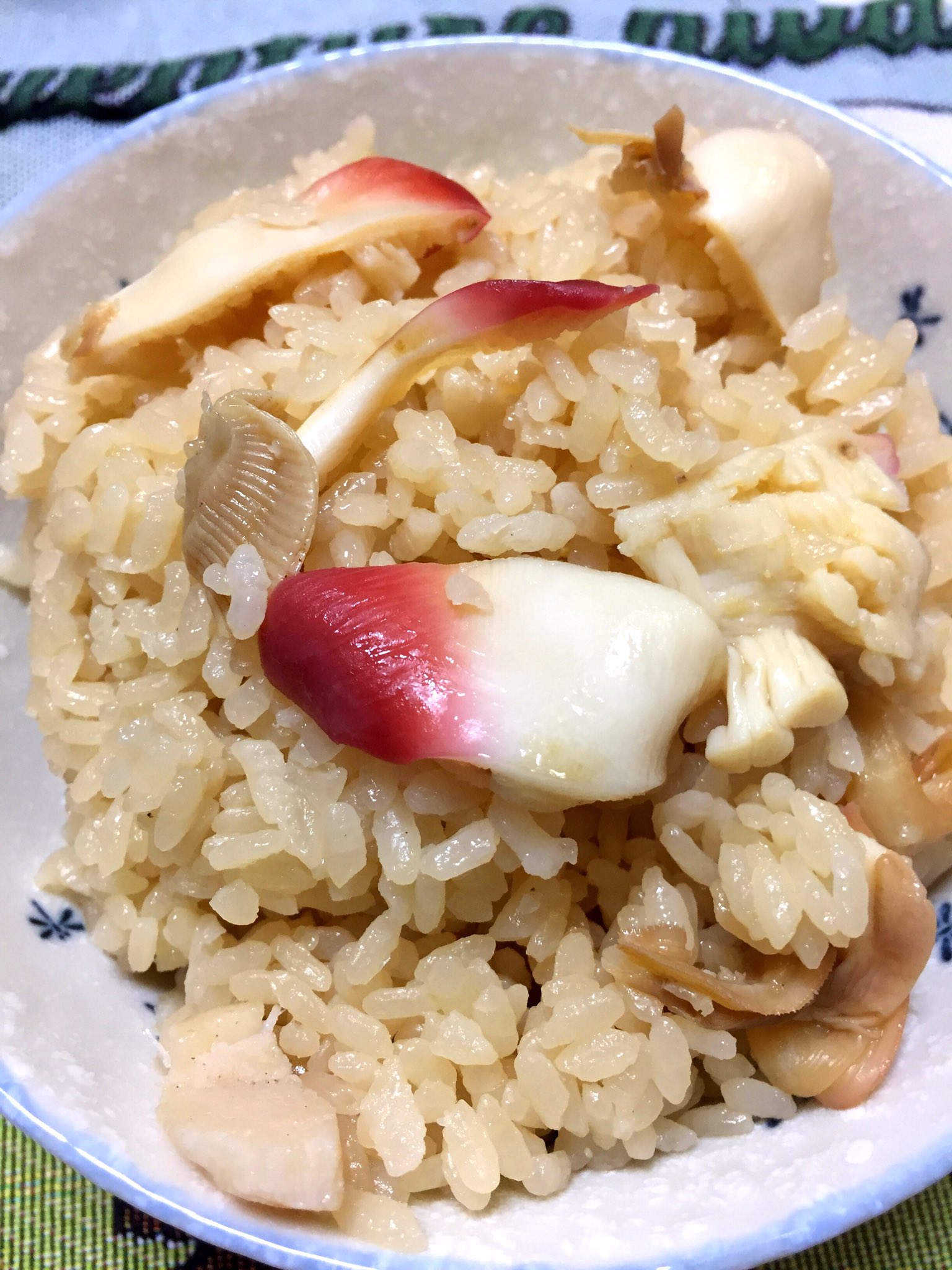 Bonjiri21 平日は低浮上 昨日買ったホッキ貝でホッキ飯を作ってみた 教えてもらった通り 貝をさばいて 後はクックパッドさんのレシピ通り おかずは いつもの松坂牛のメンチとコロッケ ホッキ飯 ほっき飯 惣菜男しゃく T Co