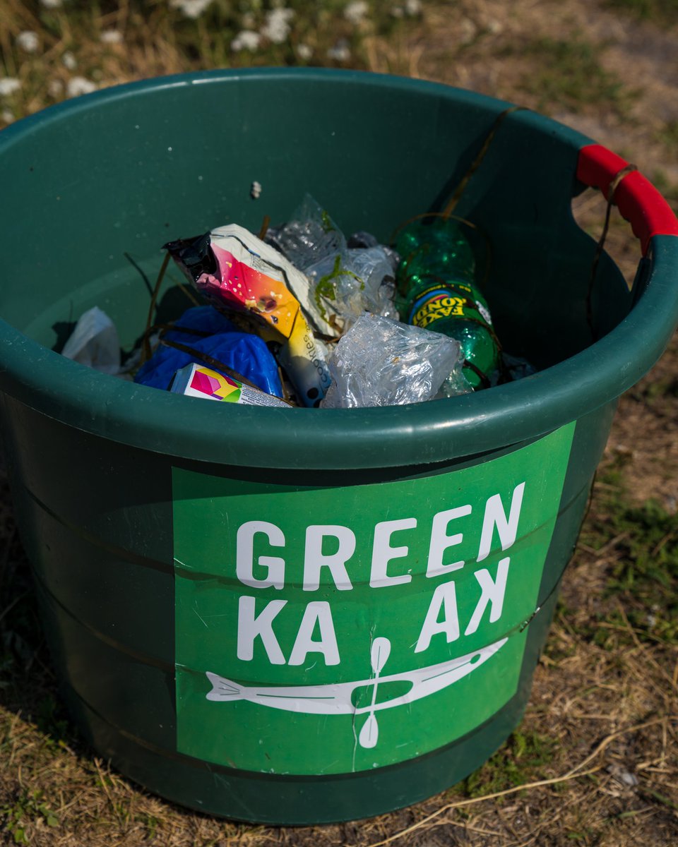 A free activity that's an adventure on the water and does good for the planet🌎 Sounds too good to be true right!? 🤪 It isn’t! Copenhagen founded Green Kayak lets you borrow a kayak for free if in return you collect a bucket of trash on the water♻️🌊 Now that’s a solid deal🌟