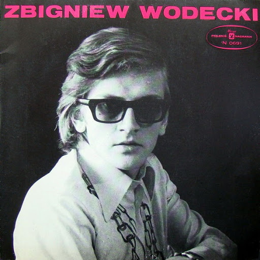 RadioTiranaPL's tweet photo. Zbigniew Wodecki karierę zaczynał z Ewą Demarczyk w Piwnicy pod Baranami. W 1972 zadebiutował na festiwalu w Opolu. Największe przeboje: "Chałupy Welcome to”, „Lubię wracać tam, gdzie byłem”, „Z Tobą chcę oglądać świat”. #MuzykawPRL #KulturawPRL https://t.co/58YurbvOBO