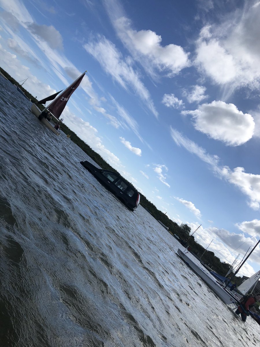 Paddleboarding... then have to avoid .. a car!  🌊🏄🏼‍♀️🚗 #badparking #paddleboarding #burnhamovery #lookout #hightide