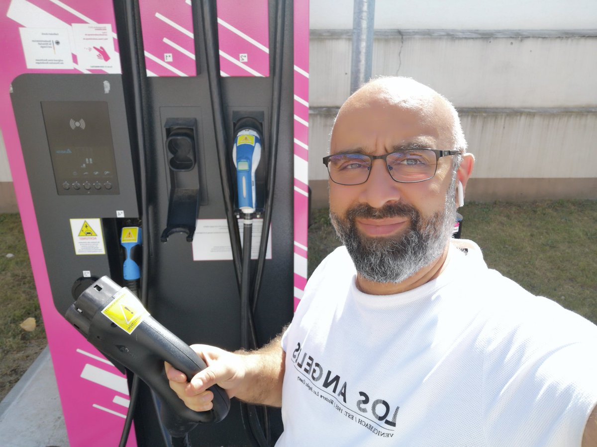 kaman4010's tweet photo. Ich werde gleich Strom tanken. Es kommt #magenta Strom aus dieser Tanke. Wir übernehmen Verantwortung. In Berlin Buchberger Str haben wir eine öffentliche Stromtanke eingerichtet, damit die E-Mobilität atttaktiver wird.
@ONevska #movegreen
#magentapower #lovemagenta https://t.co/hzD50prt78