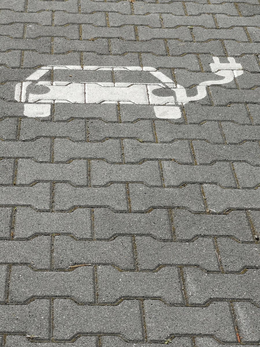 kaman4010's tweet photo. Ich werde gleich Strom tanken. Es kommt #magenta Strom aus dieser Tanke. Wir übernehmen Verantwortung. In Berlin Buchberger Str haben wir eine öffentliche Stromtanke eingerichtet, damit die E-Mobilität atttaktiver wird.
@ONevska #movegreen
#magentapower #lovemagenta https://t.co/hzD50prt78