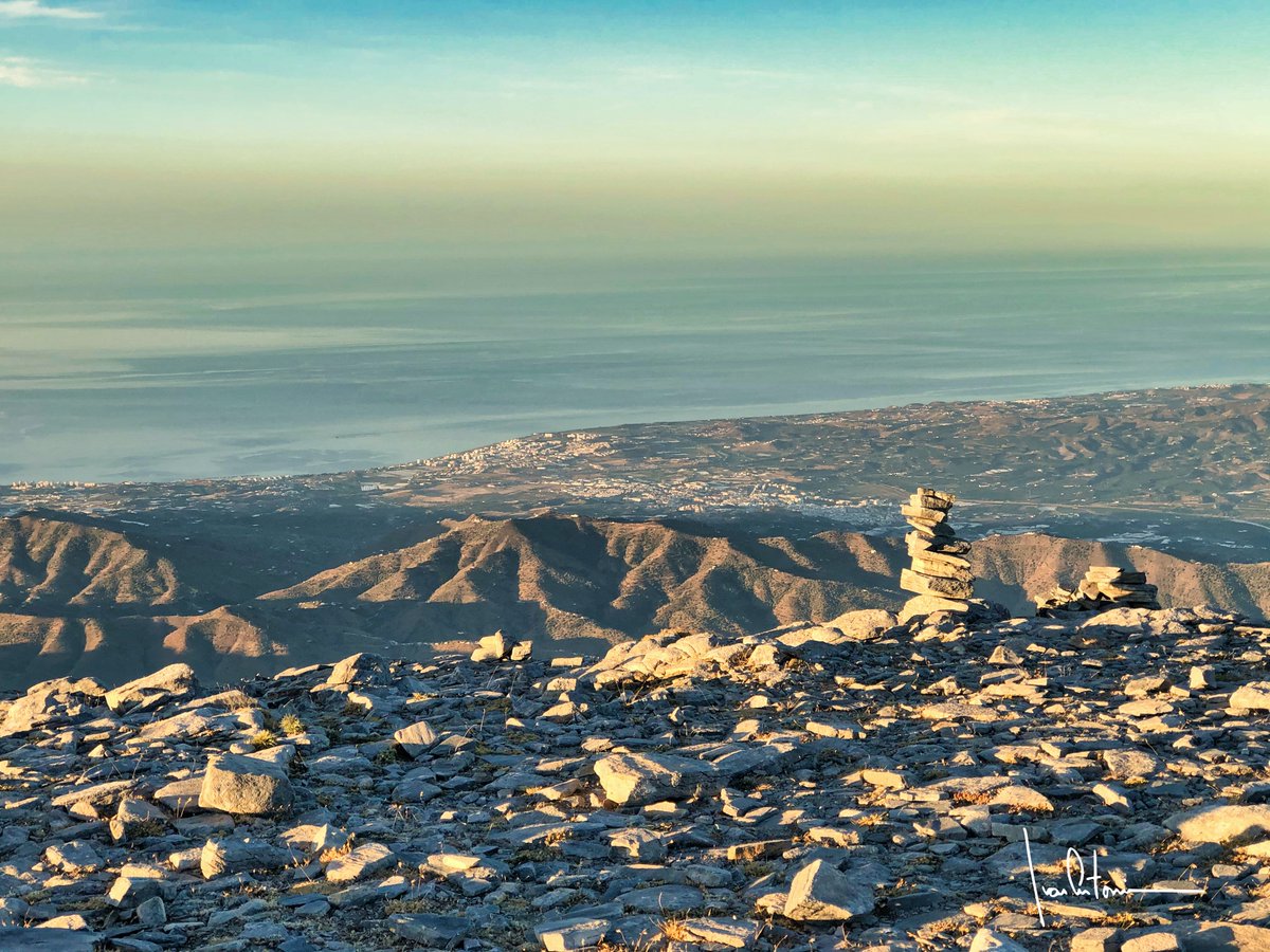 herrerayconde's tweet photo. La aventura del verano. 
Anochecer en La Maroma (2066 metros) en Sierra Tejeda, punto más alto de toda la provincia de Málaga 
Parque Natural Sierra de Tejeda, Almijara y Alhama
@VentanaVAND @TurismoAND
 
#axarquia #miradordeestrellas #maravillasdeAndalucía #AxarquiaCostadelSol https://t.co/TjmaDD4yT6