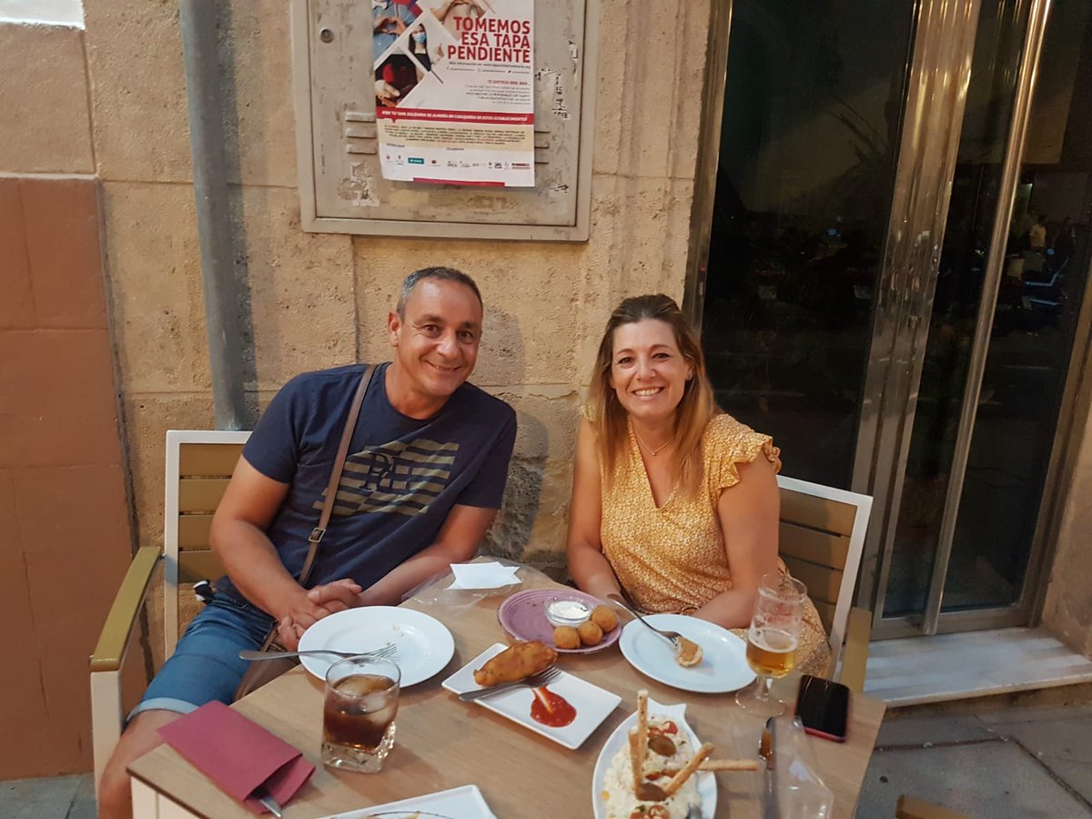 Qué 🧡 más grande tenéis!. De oro puro!🌟
Cómo estáis saliendo de bares y apoyando a <a href="/A_Toda_Vela/">A Toda Vela</a>! Seguros y tranquilos!😍
Gustazo ver las mesas llenas de sonrisas y tanto compromiso.Hasta el 30,pide #tapasolidariaalmeria 🤟
<a href="/aytoalm/">Ayuntamiento de Almería</a> <a href="/dipalme/">DIANA P. ALDANA</a> <a href="/Cajamar/">Grupo Cajamar</a> <a href="/pan_hidalgo/">Pan Hidalgo</a> y colaboradores