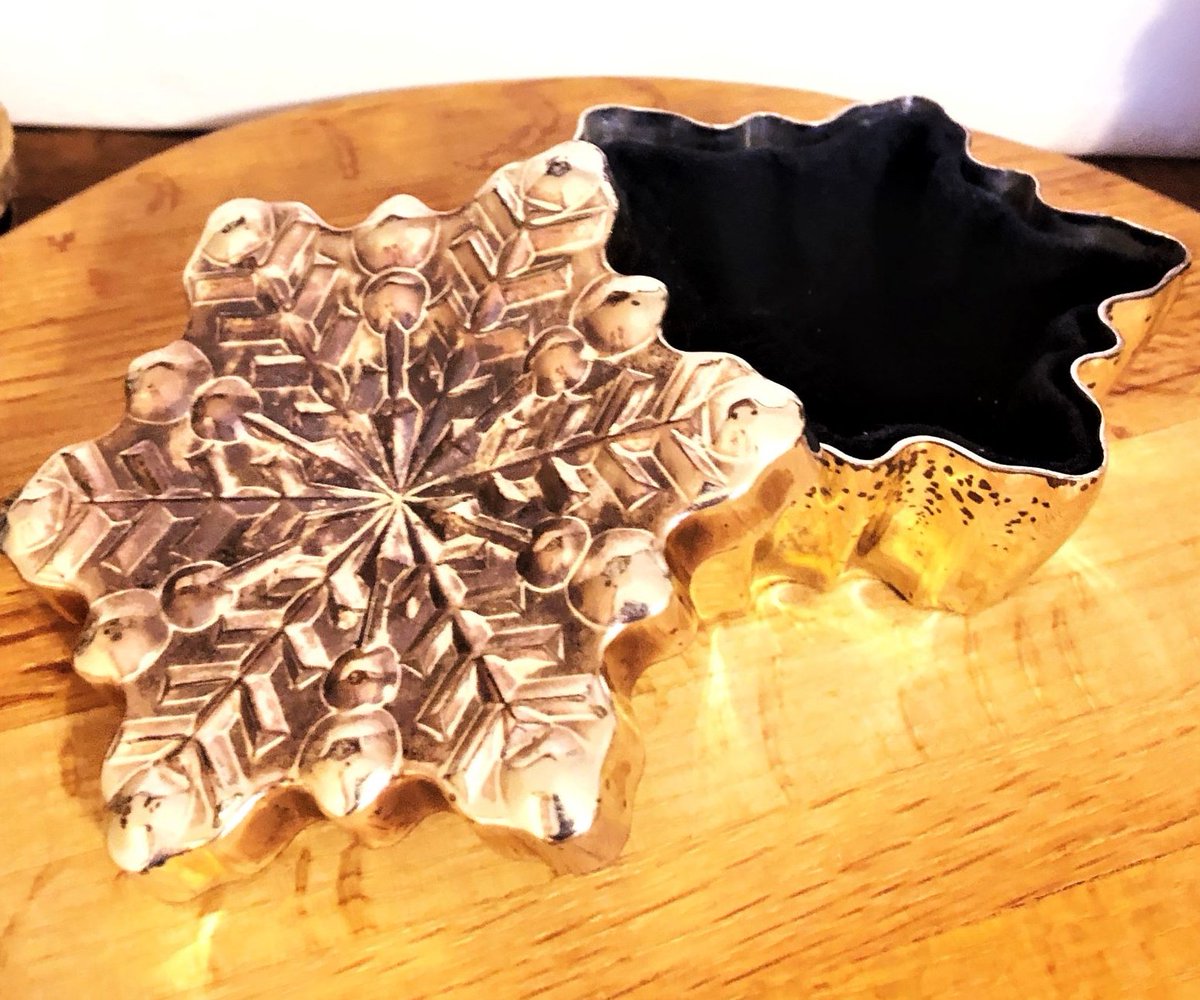 PaperRSVP's tweet photo. #LaborDay SALE GOING ON NOW! @AHomespunAffair  https://t.co/vHRxyjAexa @Etsy #shopsmall #vintage #glass #snowflake #vintagejewelry #box #Christmas #gifts #holiday #gift #giftsforher  #Christmas2020 #giftideas #giftforfriend #Decorating #homedecor #UniqueGifts #forher https://t.co/f1FanKE62J