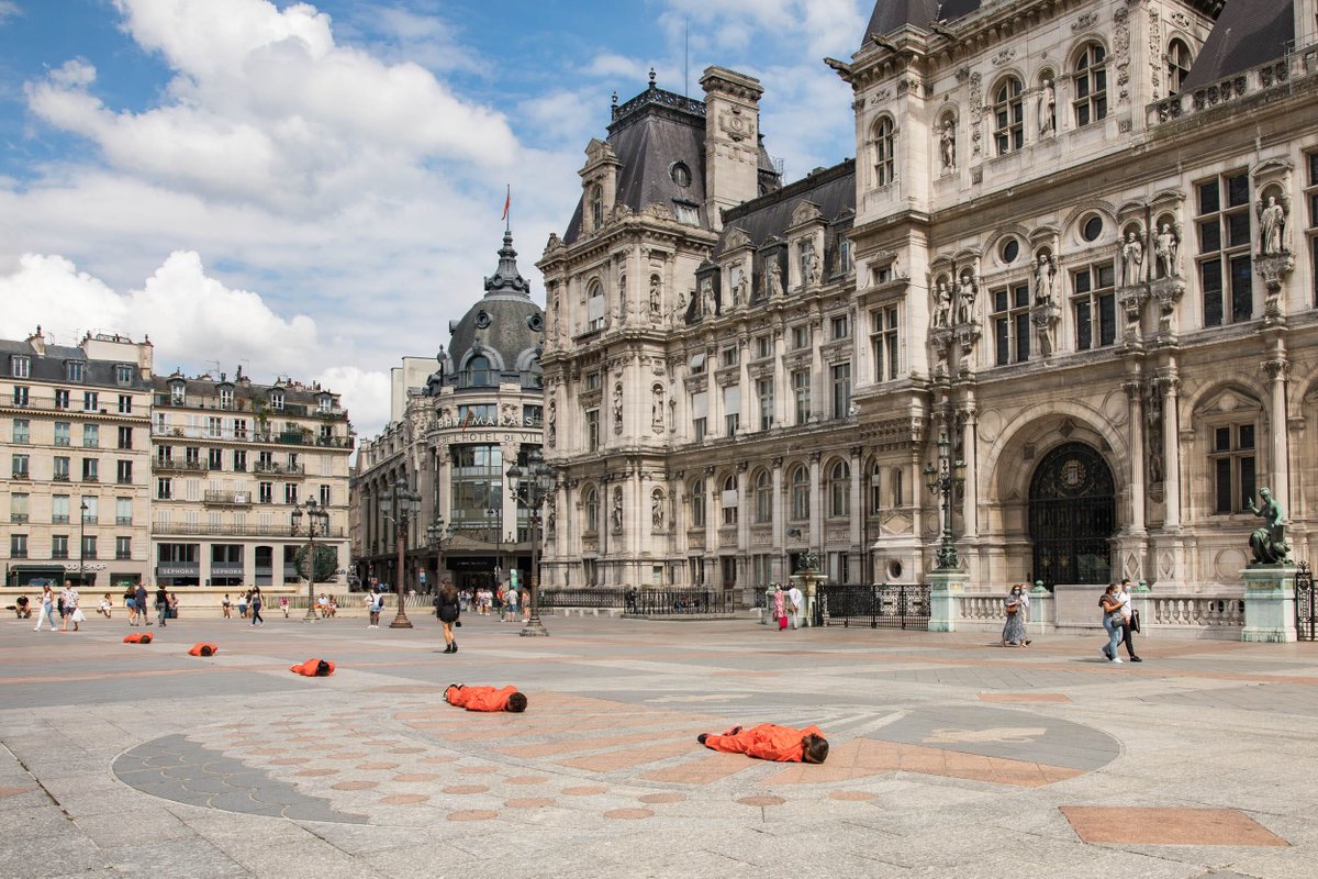 Que Faire A Paris On Twitter Uneteparticulier Le 15 Aout Guillaume Bontemps Photographe A La Ville De Paris Immortalisait La Descente Sauvage D Olivier Dubois Une Deambulation Choregraphique Sur Fond De Debussy