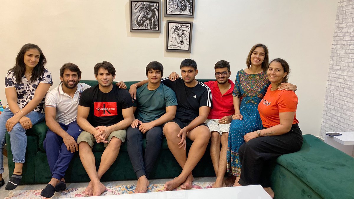 BabitaPhogat's tweet image. रात को डिनर के समय पूरा पहलवान परिवार।