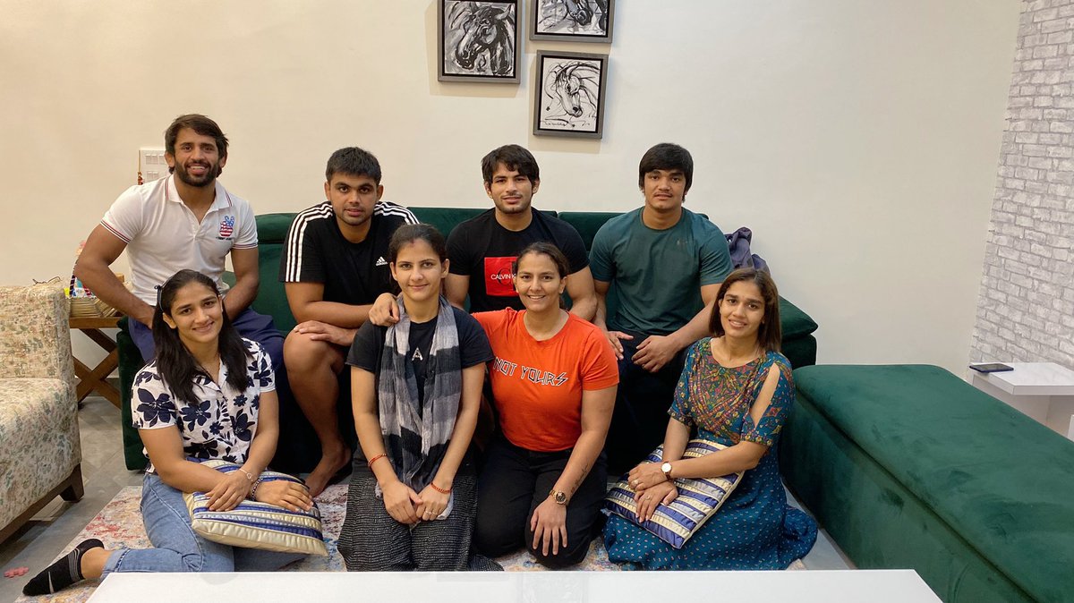 BabitaPhogat's tweet image. रात को डिनर के समय पूरा पहलवान परिवार।