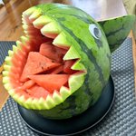 「ジョーズに出来たやろ!?」オカンが作ったスイカアートを見て欲しい!