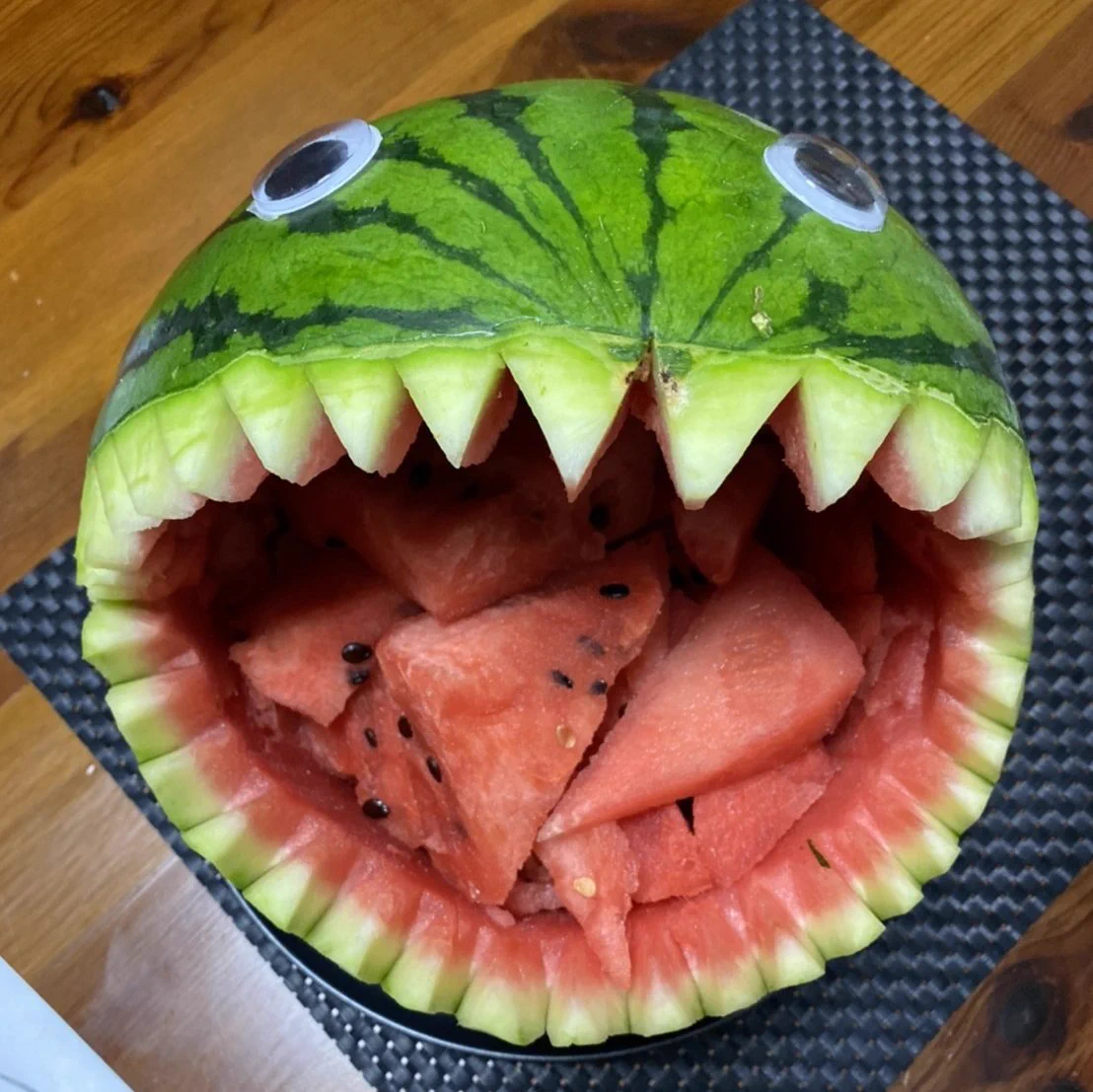 「ジョーズに出来たやろ!?」オカンが作ったスイカアートを見て欲しい！！