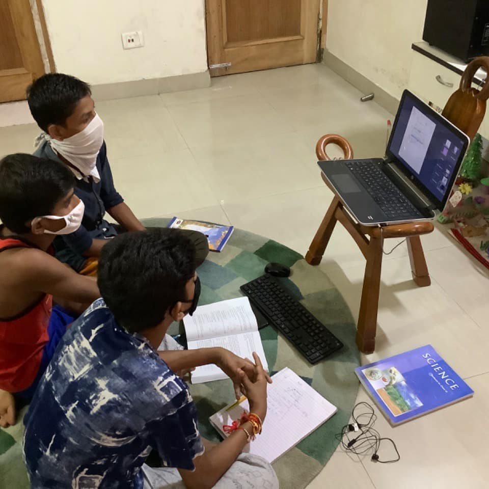 CampaignYolo's tweet photo. The Covid19 pandemic had brought project #VidyaVistar to a standstill, wherein @Sarvahitey_NGO used to teach underprivileged students at study centres across Delhi NCR. However, even when all doors seemed closed, YOLO came forward and revived the initiative as #YOLOKids. https://t.co/N6q46TIThy
