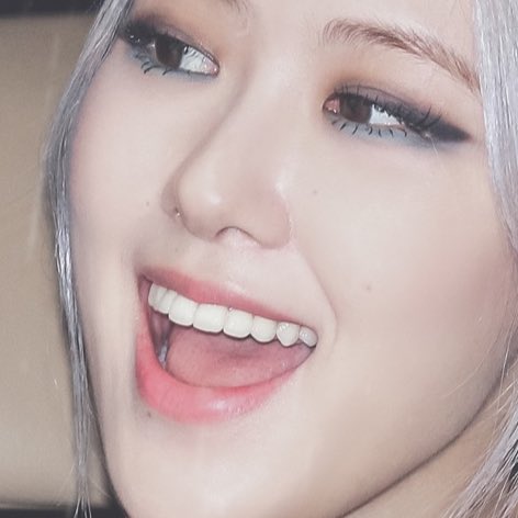 i see 5 moles  #ROSÉ    @BLACKPINK