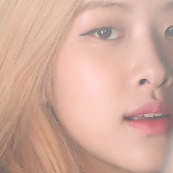 beside her eye and bottom lip #ROSÉ    @BLACKPINK