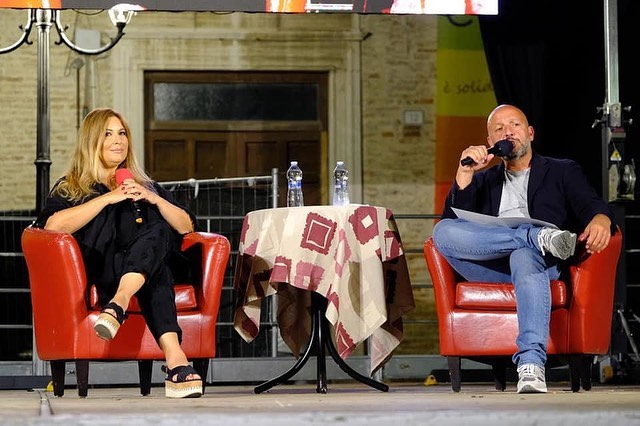 atri_cup's tweet photo. Alcuni scatti dell’intervista a Selvaggia Lucarelli a cura di Vincenzo D’Aquino, durante la serata di ieri in Piazza Duchi d'Acquaviva ad #Atri.
.
Foto di © Assunta Nespoli.
.
#atricup2020 #fla #eventi #selvaggialucarelli @FLAFestival https://t.co/oVUORYOq59