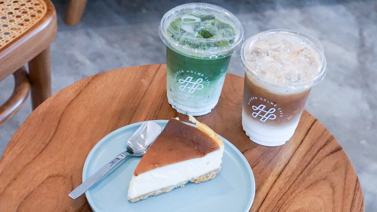 TogetherNp's tweet photo. Hidden Holme Cafe 🏡☕️ คาเฟ่ญี่ปุ่นสไตล์ เปิดใหม่แบบสดๆร้อนๆ บนถนนลาดกระบัง ร้านมีสองชั้น ตกแต่งโทนสีขาว พร้อมเฟอร์นิเจอร์ไม้ ด้านนอกร้านเป็นที่นั่งโซนสวน ชา กาแฟใช้เมล็ดนำเข้าจากเชียงราย รสชาติดี ให้ผ่าน ส่วนขนมเป็นโฮมเมดทุกอย่าง พิกัด ปากซอยลาดกระบัง20/5 @ReviewCafe_TH @aroii https://t.co/F0WdbRB7wB