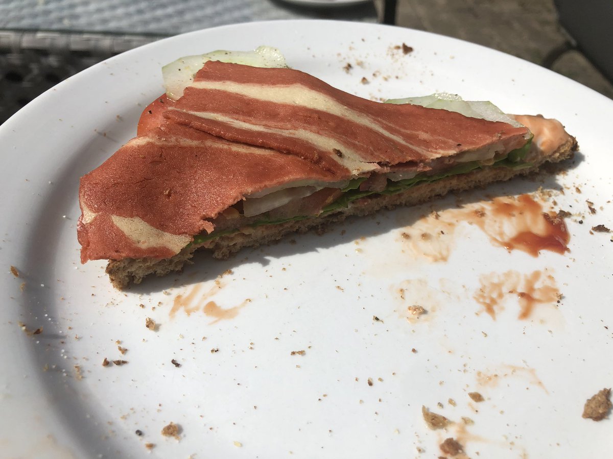 Ook bij de lunch heeft ie het niet slecht #veganbacon ❤️🤗
