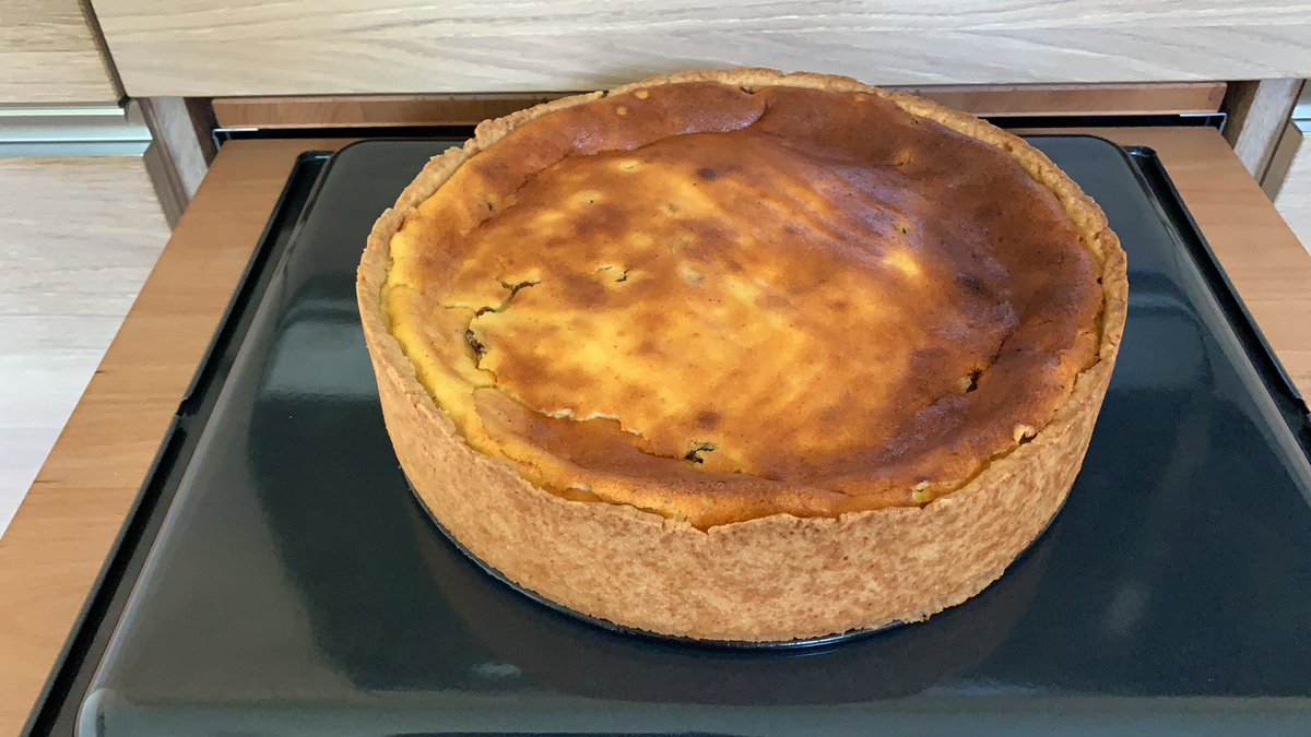 letscookmobi's tweet photo. Schwäbischer Käsekuchen kühlt in Ruhe ab. https://t.co/pdR3fldRwK