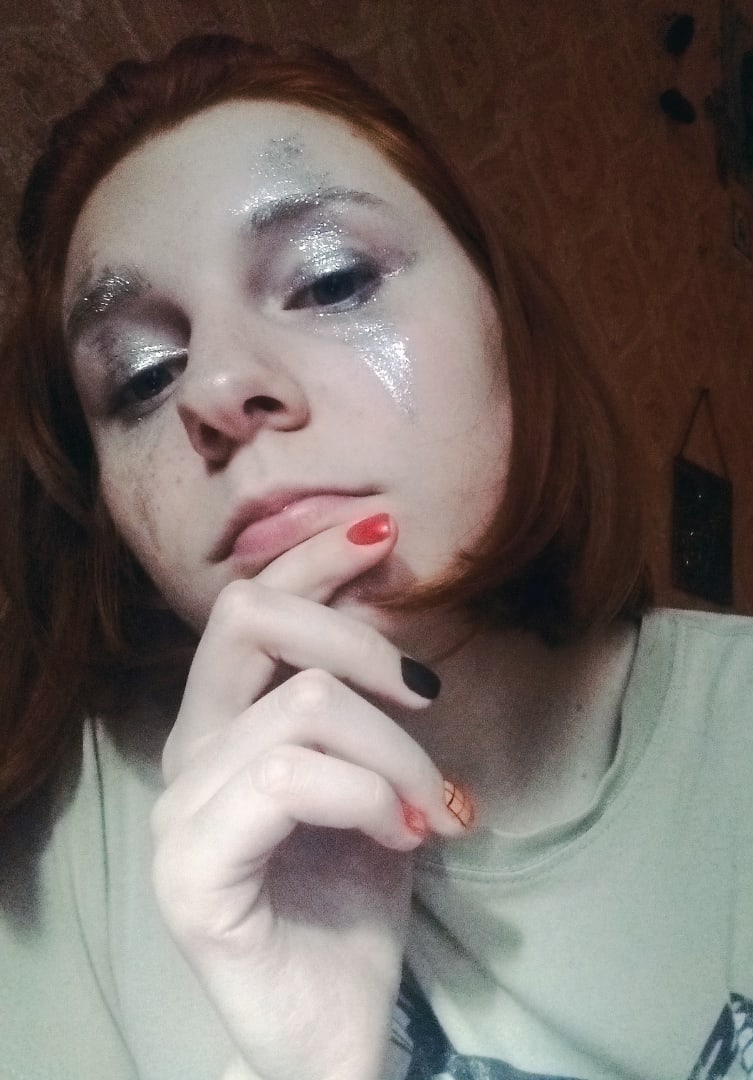 Я:блин хочу немного блесток в свой мейк добавить
Так же я :