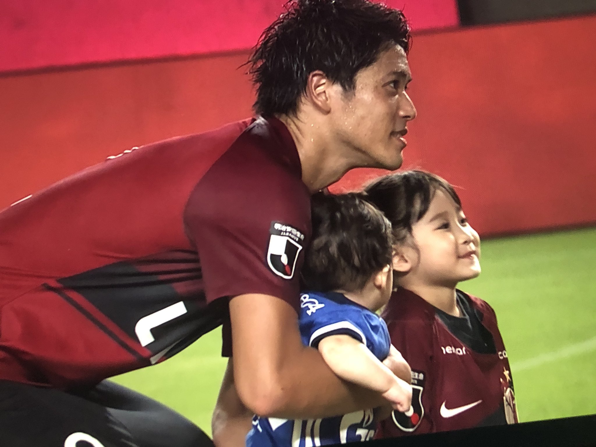 Ishida 内田篤人選手の引退試合とセレモニー見てるんやけど娘さんがめちゃくちゃかわいい 笑 内田篤人 お疲れ様でした T Co Erfibp8bka Twitter