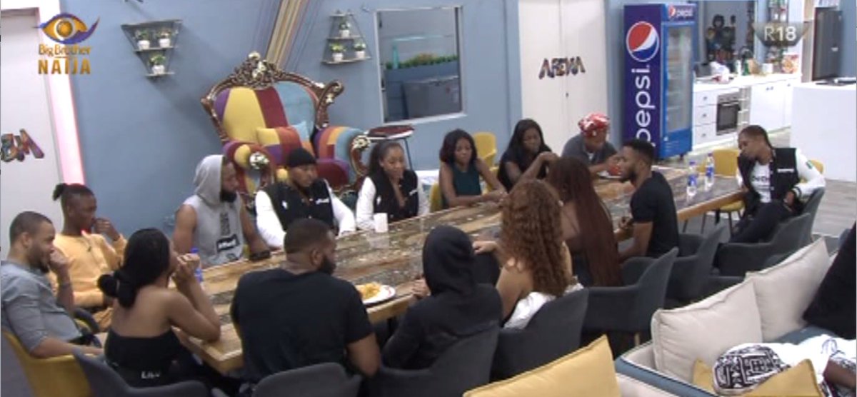 DIFFERENT TYPES OF PEOPLE THAT WATCH BBN (A Thread)  #BBNaijia   #BBNaijialockdown2020   #bbnaija2020   #bbnaijialockdown