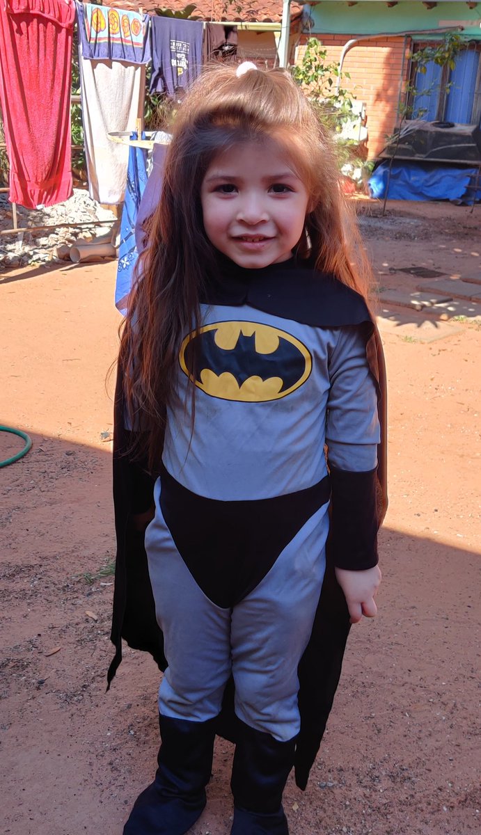 Mamá: mirá tu disfraz de princesa
Meeryn: pero yo quiero ser Batman