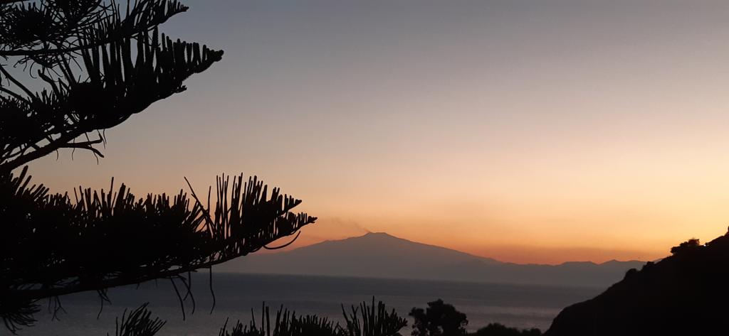 CE405's tweet photo. E vedi dalla costa calabra l'Etna al tramonto che fuma...ma gli è  concesso, quasi un obbligo. https://t.co/py2J1B99Nl