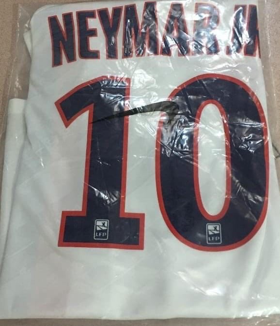 WolfImported's tweet image. Envios da semana: Camisa masculina e feminina de clientes que aproveitaram nossa promoção que se encerra HOJE. Qualquer camisa do PSG com personalização GRÁTIS! #PromoNey