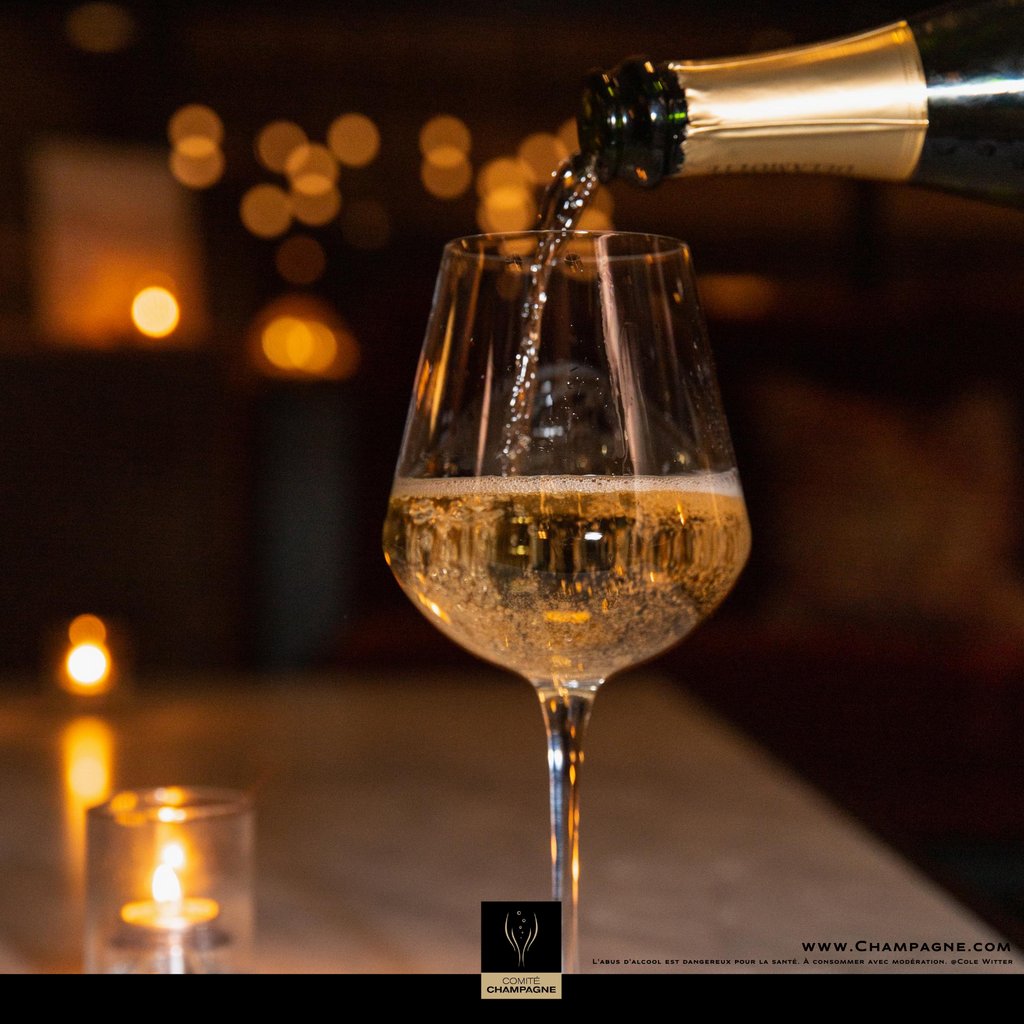 Champagne's tweet photo. Le soleil descend dans le ciel et les bulles montent dans le verre ! https://t.co/qCSwF4QhuU