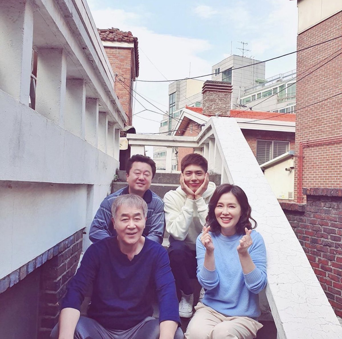 Sa Hye-joon and his cute family minus his big bro! love the warm vibes this family is giving  #청춘기록  #RecordOfYouth  #박보검  #ParkBoGum