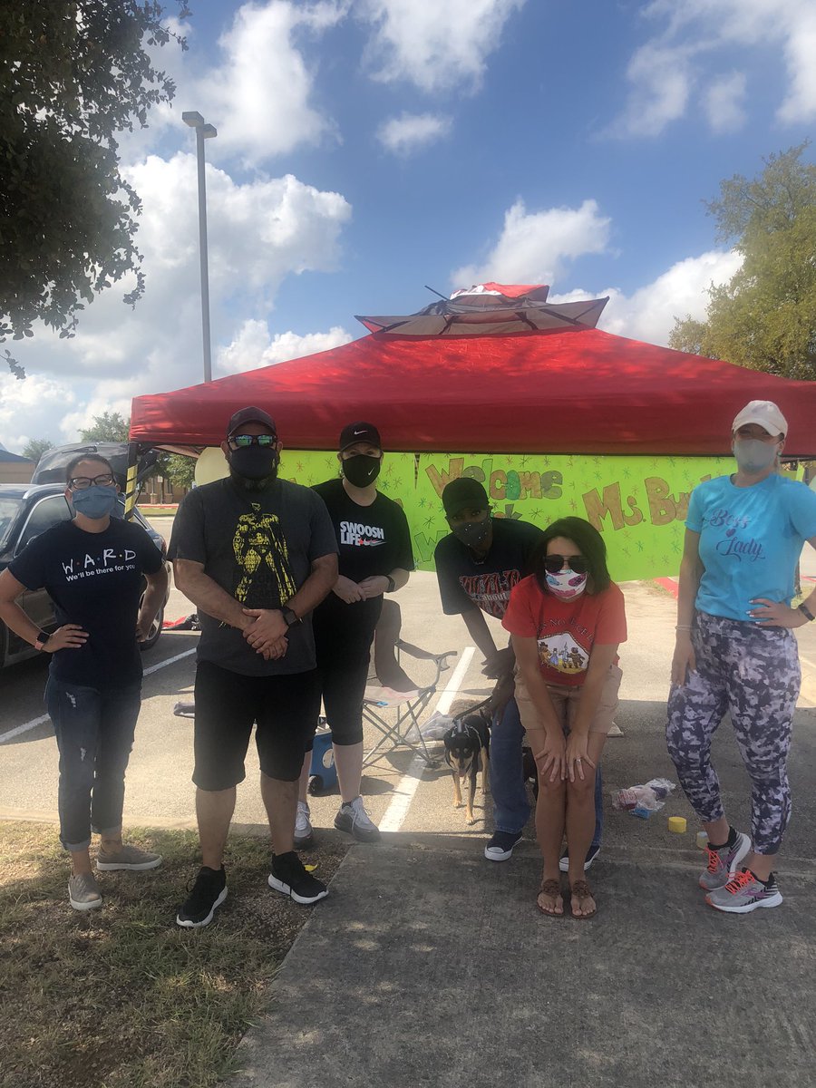 Burton5th's tweet photo. Welcome Back To School parade today!! @Dagreatrochelle @MrsBulsterbaum @Moncivais_Ward @WardWranglers #BackTogetherBetter https://t.co/eyp2flNtRP