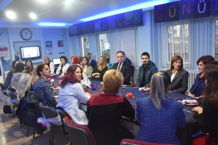 CoskunESEN57's tweet photo. Yeni eğitim öğretim yılının ilk dersi için geri sayım sürerken tüm öğretmenlerimiz son hazırlıklar için yarın okullarına geliyor. Yılmayan, yorulmayan, üzerlerine yüreklerinden başka bir şey kuşanmayan değerli meslektaşlarımı,sevgi ve saygı ile selamlıyorum 
Evinize HOŞ GELDİNİZ. https://t.co/MXit31Dwkd