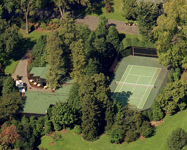 The White House grounds consist of 52 acres. The L-shaped 1,100-square-foot garden is located by the mansion's tennis courts and can be seen from E street. https://nps.gov/whho/planyourvisit/white-house-garden-tours.htm