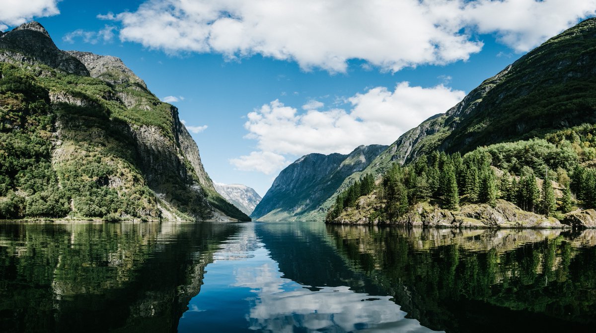 How gorgeous is this? Our salmon are raised in Norway's deep fjords by family farmers who have practiced sustainable aquaculture for generations. You won't find antibiotics, chemicals or harmful copper nets here! [📸 Robert Bye] #bluecirclefoods
