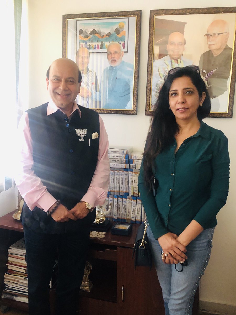 AhluwaliaRosy's tweet photo. It was an honour to meet Dr@VijayJollyBJP in association with @ConfluenceArtified .
#Rosyahluwalia #RA #dikhakhadi #fashiondesigner Drvijayjolly #BJP #confluencefoundation . https://t.co/xc0YbddjET
