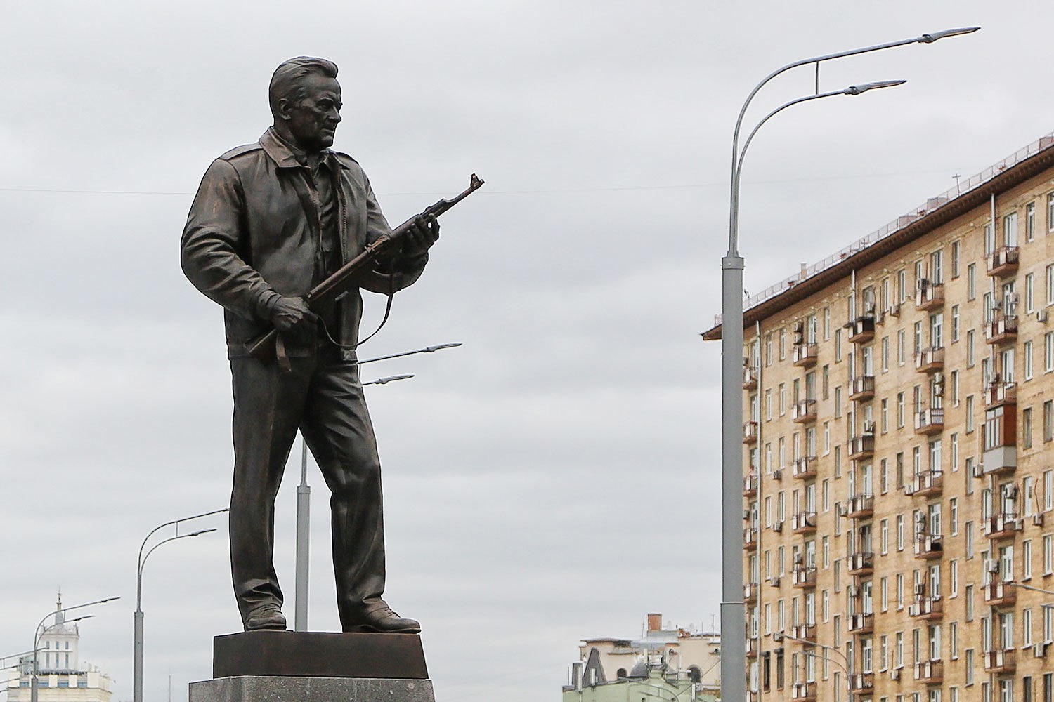 Памятник Калашникова в Москве