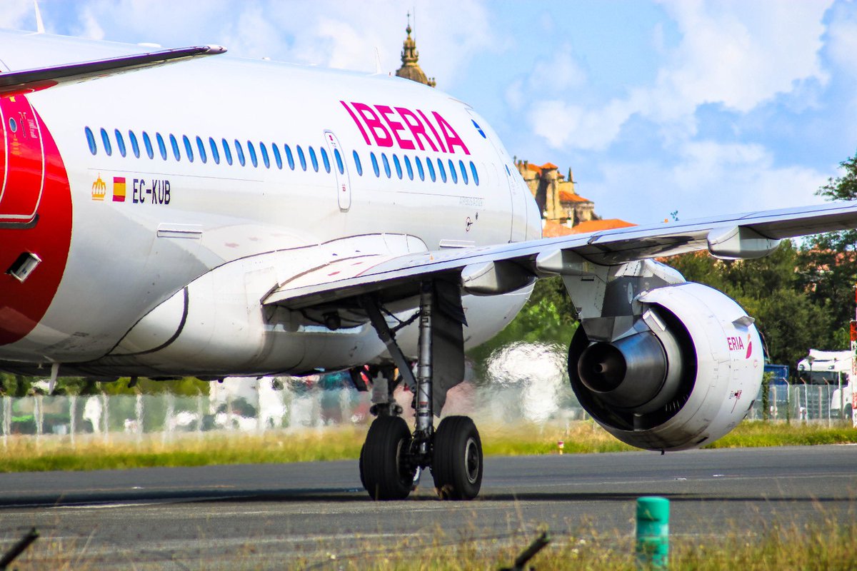 ikereceiza18's tweet photo. Llegada de hoy en @DonostiAir con este Airbus A319 (EC-KUB) de @Iberia procedente de AGP (Malaga) en la ruta veraniega que une Malaga con San Sebastián una vez por semana.
Por aquí un par de fotos con saludos incluidos de la comándate y el primer oficial. @controladores https://t.co/XQBnGVx6G6