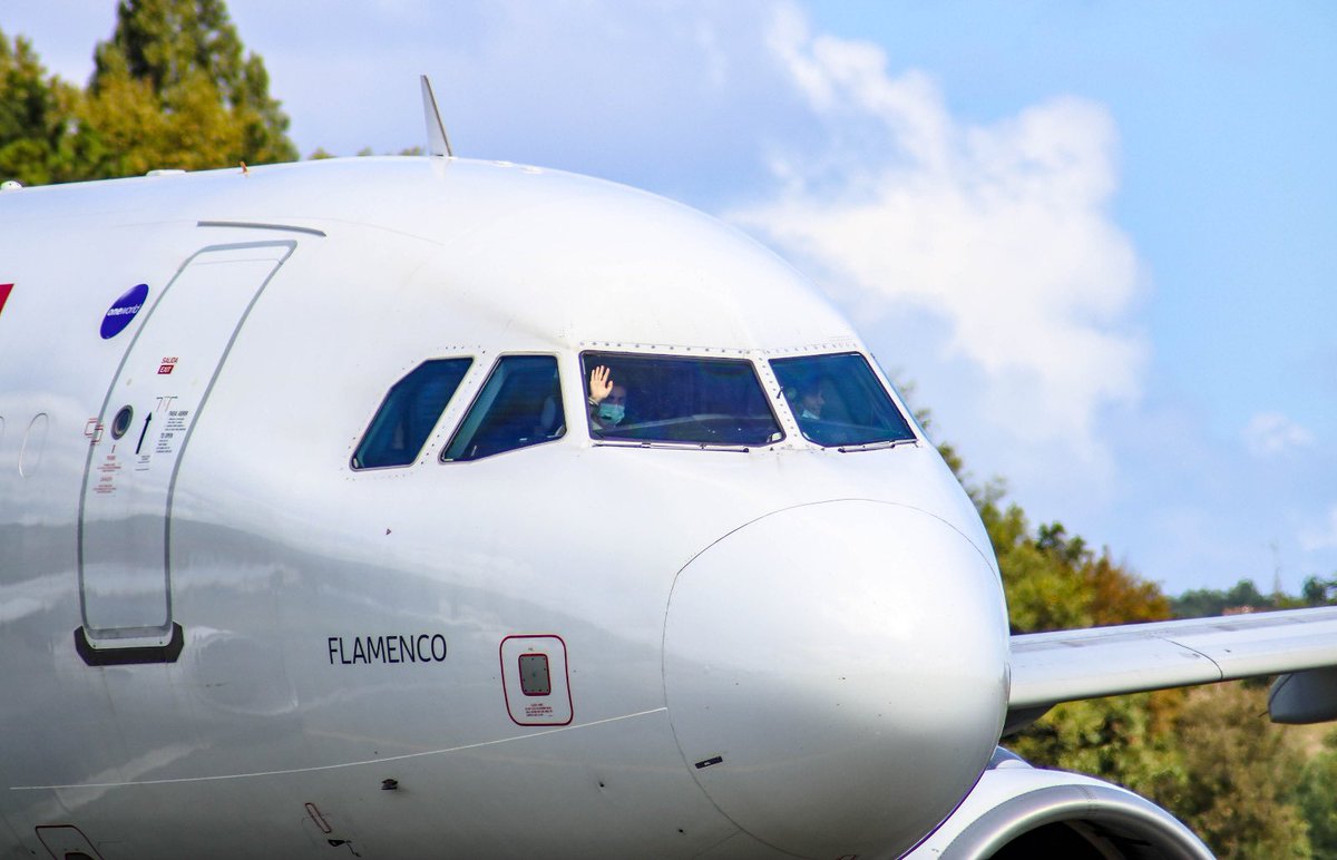 ikereceiza18's tweet photo. Llegada de hoy en @DonostiAir con este Airbus A319 (EC-KUB) de @Iberia procedente de AGP (Malaga) en la ruta veraniega que une Malaga con San Sebastián una vez por semana.
Por aquí un par de fotos con saludos incluidos de la comándate y el primer oficial. @controladores https://t.co/XQBnGVx6G6