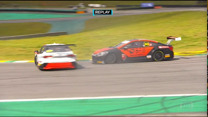 stock_car's tweet photo. Pedro Cardoso e Matias Rossi se tocam e quem leva a pior é o argentino.
#StockCar #CorridadoMilhão #Eurofarma #BancoBV #Nutriex #Rennova #Pirelli #Chevrolet #Petrobras #Toyota #Lubrax #Frasle #Fremax #Viemar #Transzero #SporTV https://t.co/y3k5LBlnp0