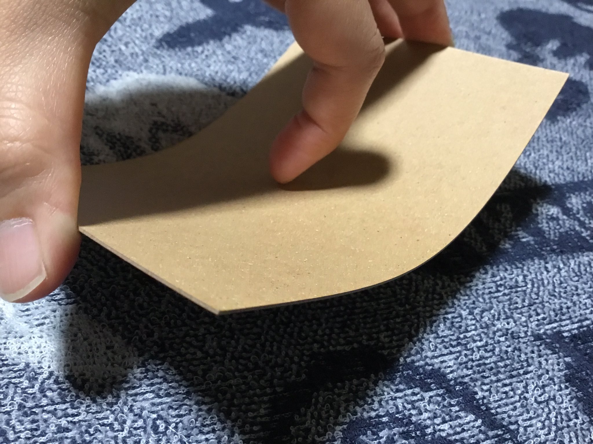 依鈴 お取引はプロカの既読優先 お取り引きで梱包時に使用出来る厚紙なんだけど ダイソーやキャンドゥで見かけるhapilaの目盛り付き折り曲げ防止段ボール シート 2 158 4枚入と セリアで見つけたkyowaのクラフトボード 100 148 枚入を比べてみた 自分