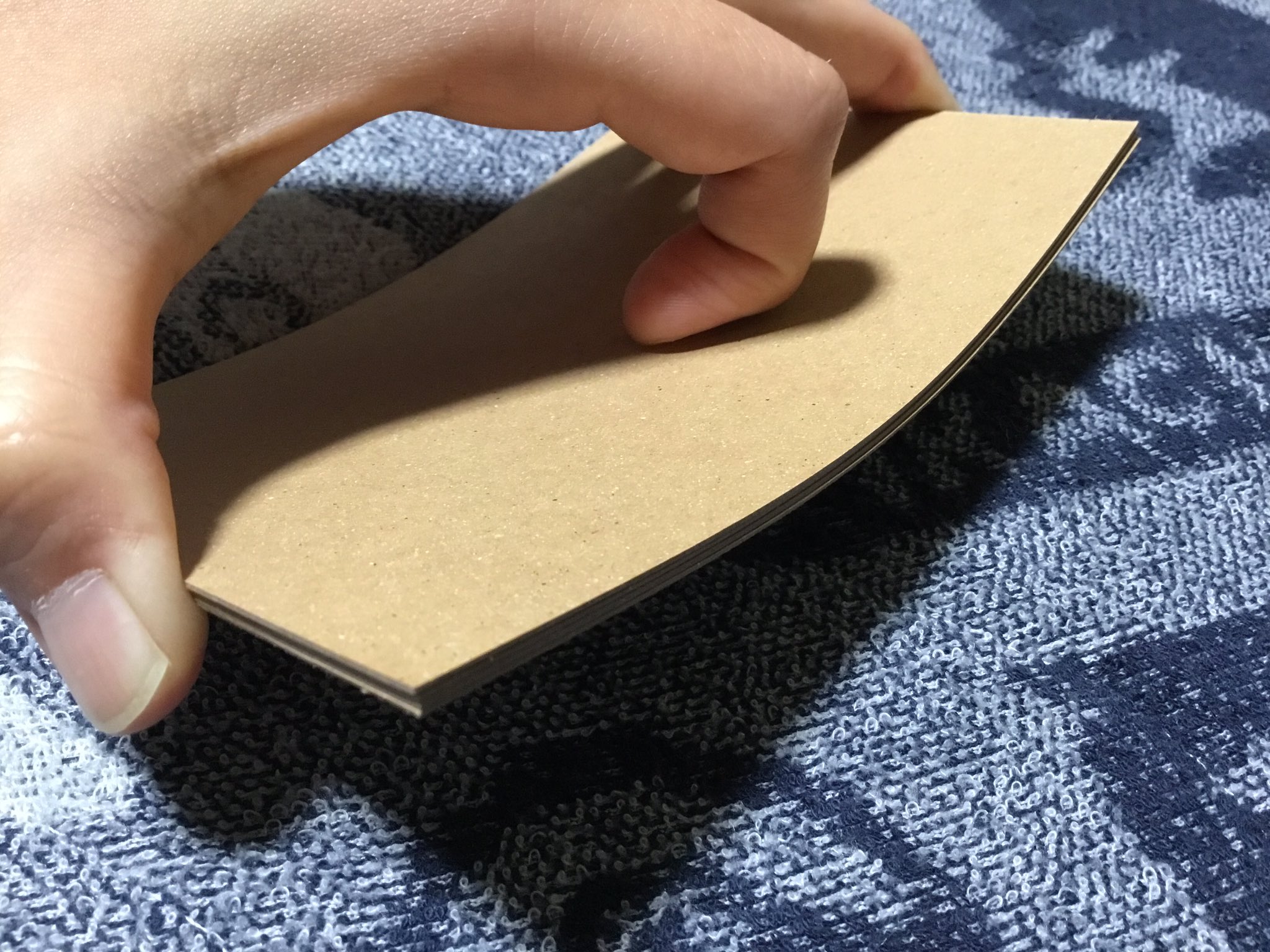 依鈴 お取引はプロカの既読優先 お取り引きで梱包時に使用出来る厚紙なんだけど ダイソーやキャンドゥで見かけるhapilaの目盛り付き折り曲げ防止段ボール シート 2 158 4枚入と セリアで見つけたkyowaのクラフトボード 100 148 枚入を比べてみた 自分