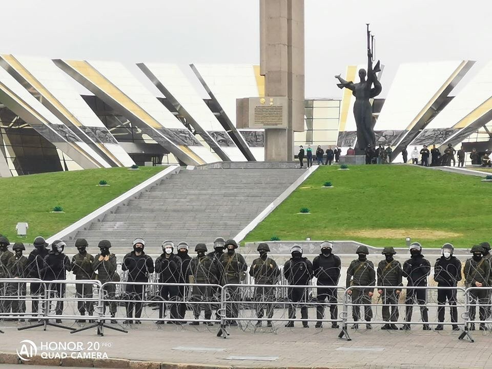 The crowd is approaching the Minsk Hero City obelisk. Soldiers and riot police block access to Obelisk.