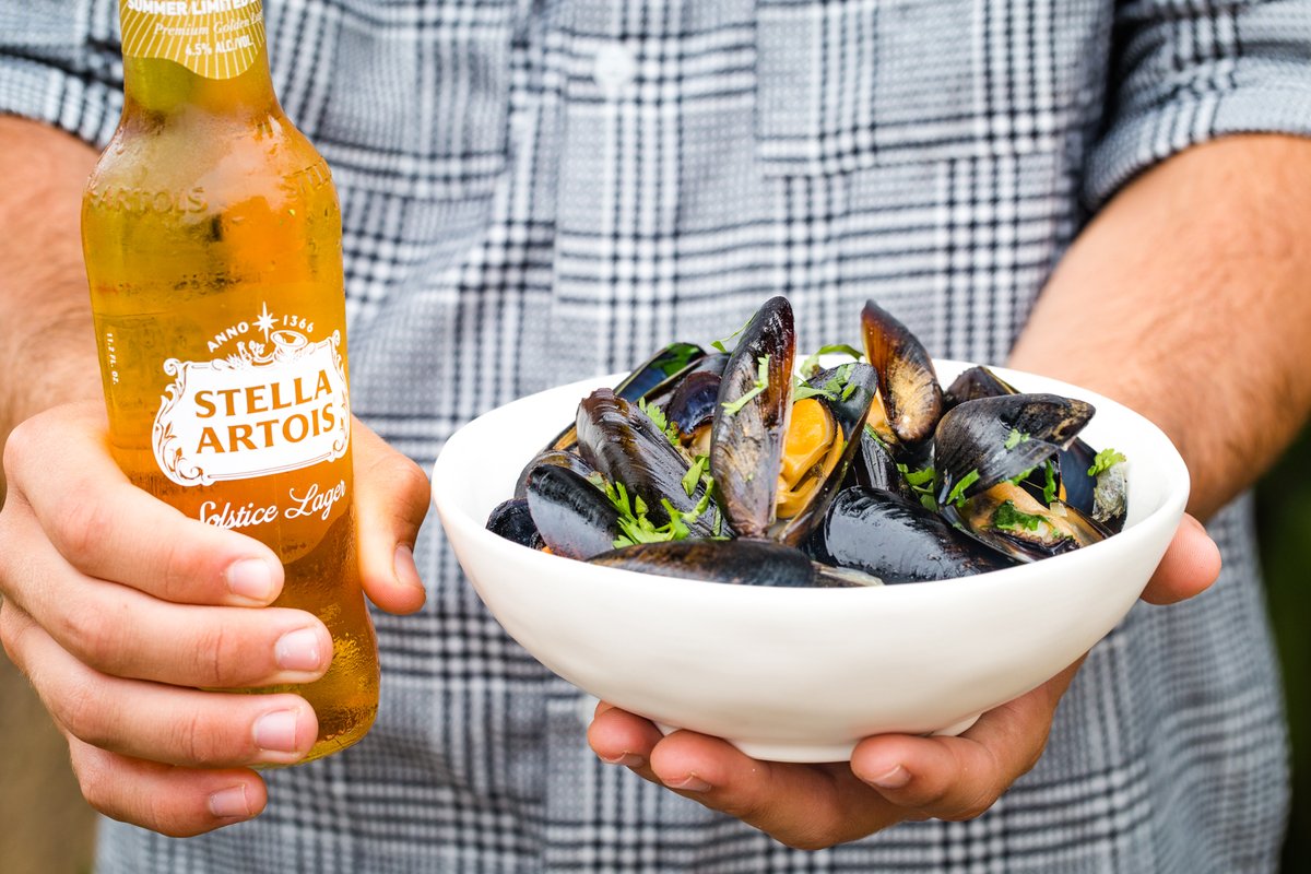 theseasidebaker's tweet photo. #AD Msg 4 21+ Don't let summer pass you by without sharing a big bowl of Cilantro Beer Broth Mussels and a bottle of @stellaartois® Solstice Lager! #StellaPartner #StellaArtoisRecipe https://t.co/AR6vBKKGpA https://t.co/uYuo8QiCFD
