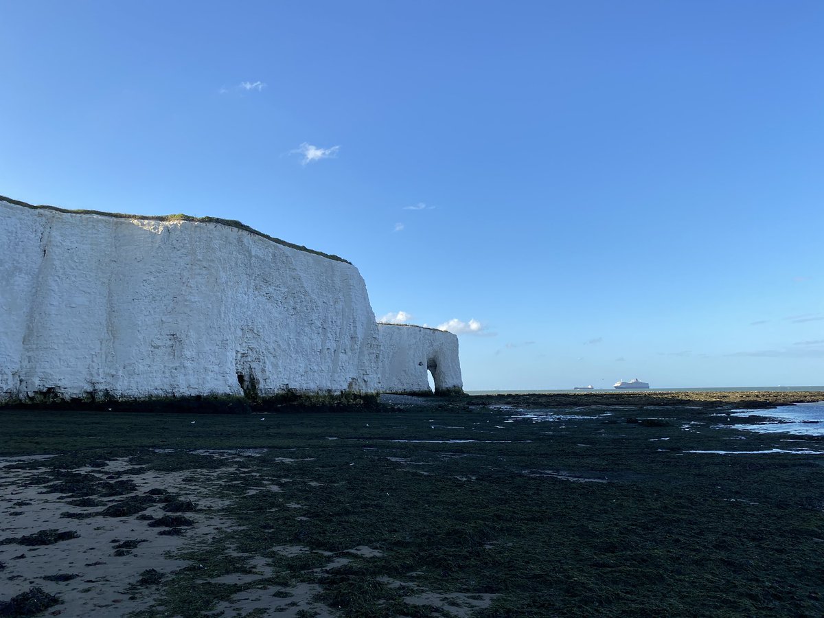 Kingsgate Bay Sea Arch, Broadstairs, Kent. For  @jerrysaltz  #staycation  #ukstaycation  #summer  #britishsummer  #uksummer  #kent   #beach  #britishseaside  #englishbeach  #englishseaside  #england  #wales