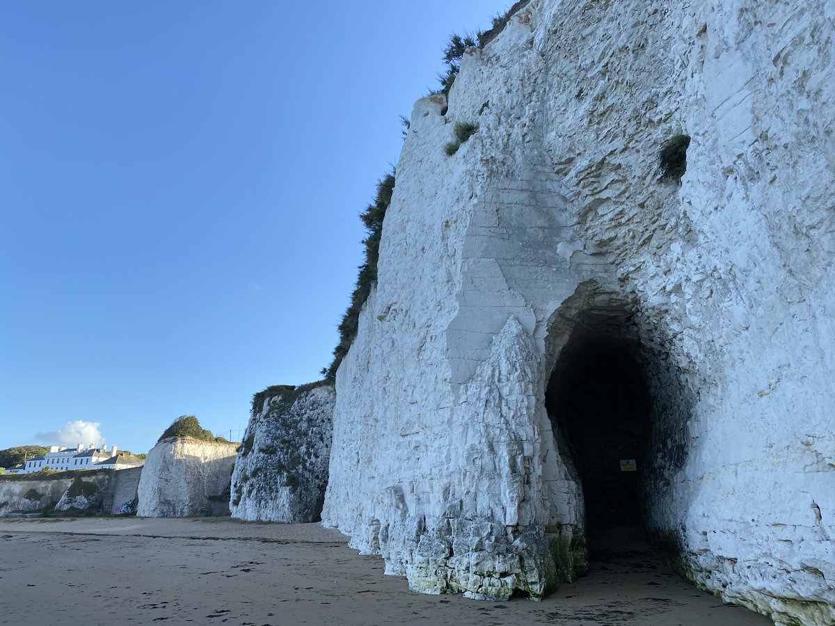 Kingsgate Bay Sea Arch, Broadstairs, Kent. For  @jerrysaltz  #staycation  #ukstaycation  #summer  #britishsummer  #uksummer  #kent   #beach  #britishseaside  #englishbeach  #englishseaside  #england  #wales